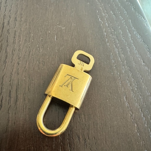 Gorgeous Louis Vuitton Lock And Key 🔐 - Picture 2 of 3